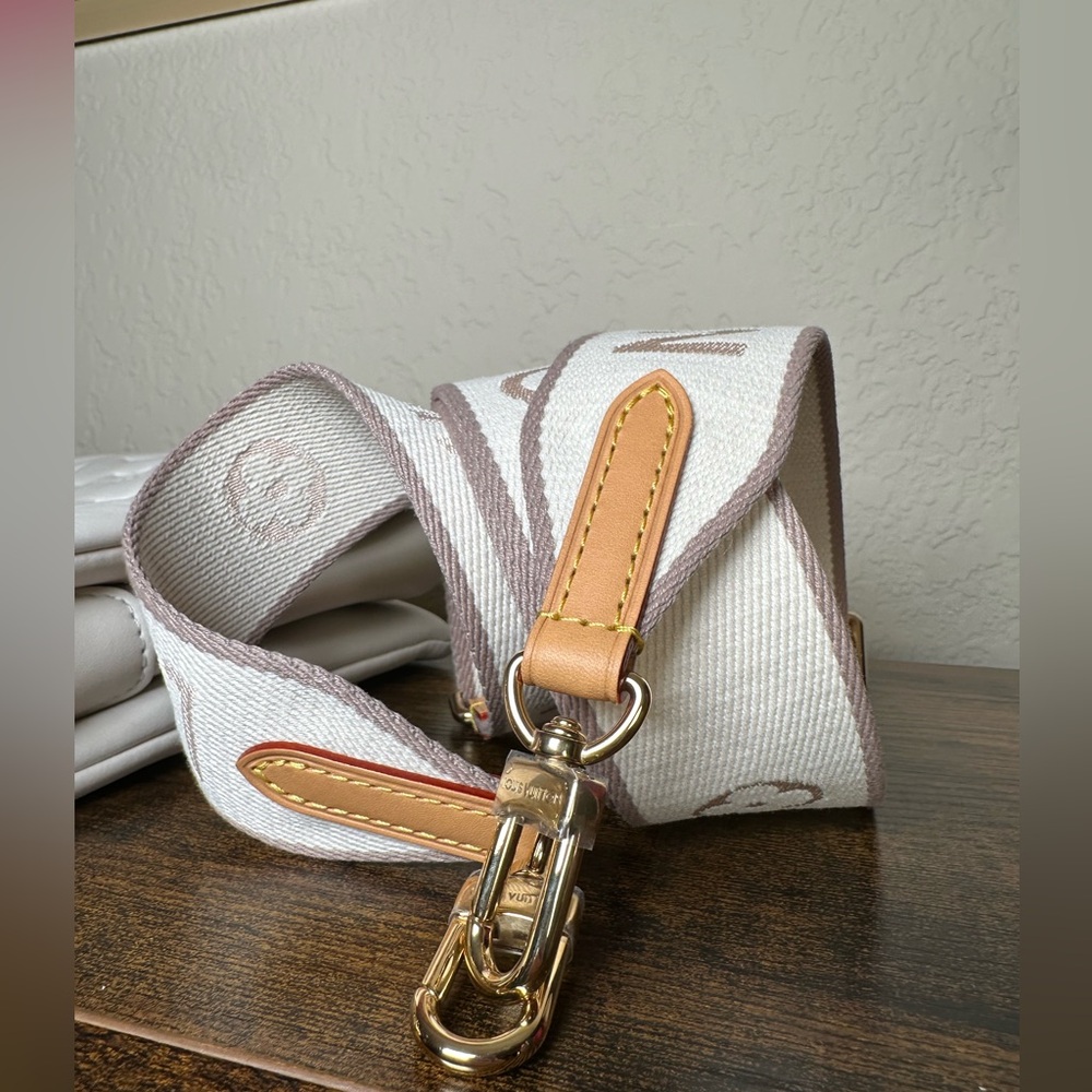 Authentic Louis Vuitton Coussin PM White Embossed Monogram Chain Shoulder Bag - Picture 13 of 14